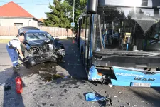 Busszal ütközött egy autó Kispesten, gyerekek is megsérültek a balesetben
