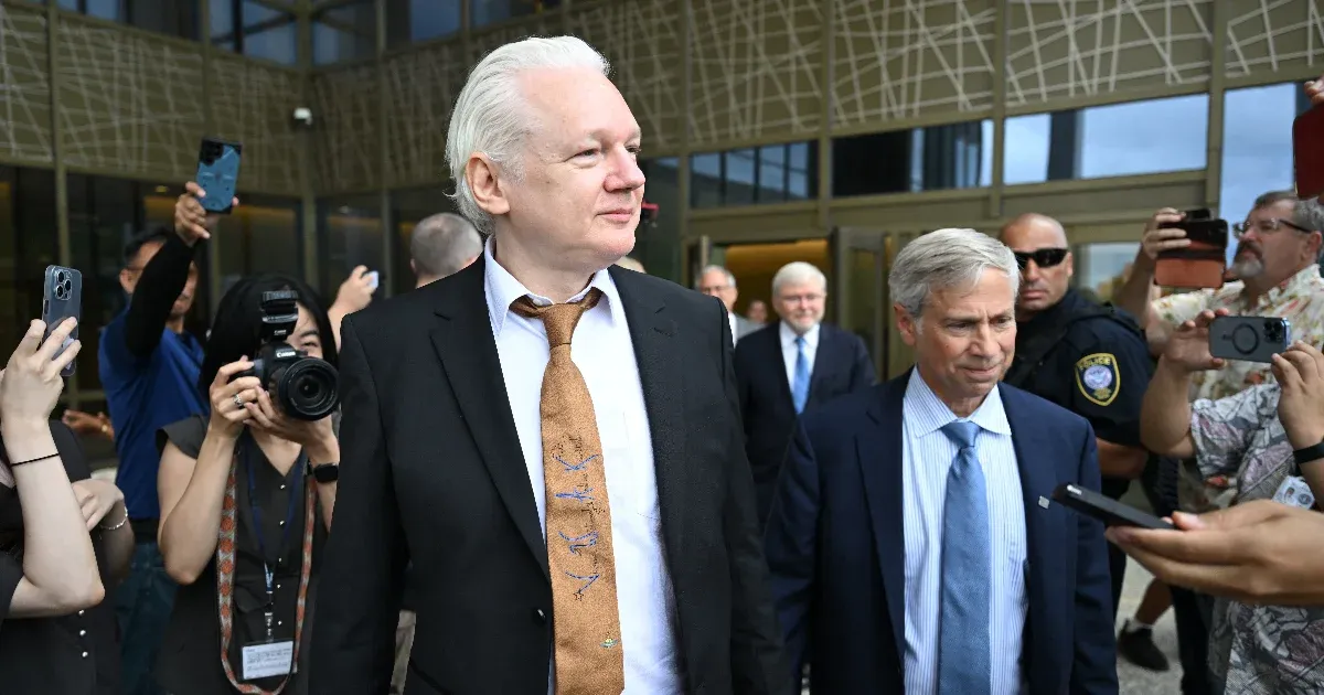Szabadlábon hagyta el a bíróságot Julian Assange, miután egyetlen vádpontban bűnösnek vallotta magát