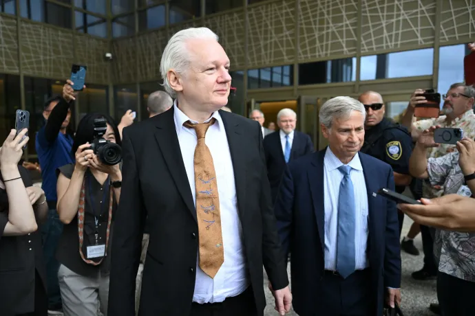 Szabadlábon hagyta el a bíróságot Julian Assange, miután egyetlen vádpontban bűnösnek vallotta magát
