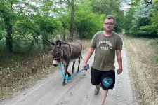 700 ezer forintnyi szénát tudott venni az adományokból az országot szamárral végiggyalogló Koszonits Patrik