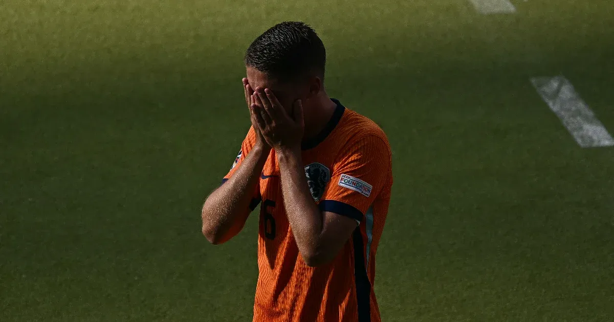 Elsírta magát a holland focista, amikor a pocsék játéka miatt lecserélték a 35. percben