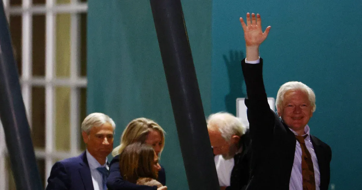 Rocksztárként fogadták Julian Assange-t, amikor megérkezett Ausztráliába