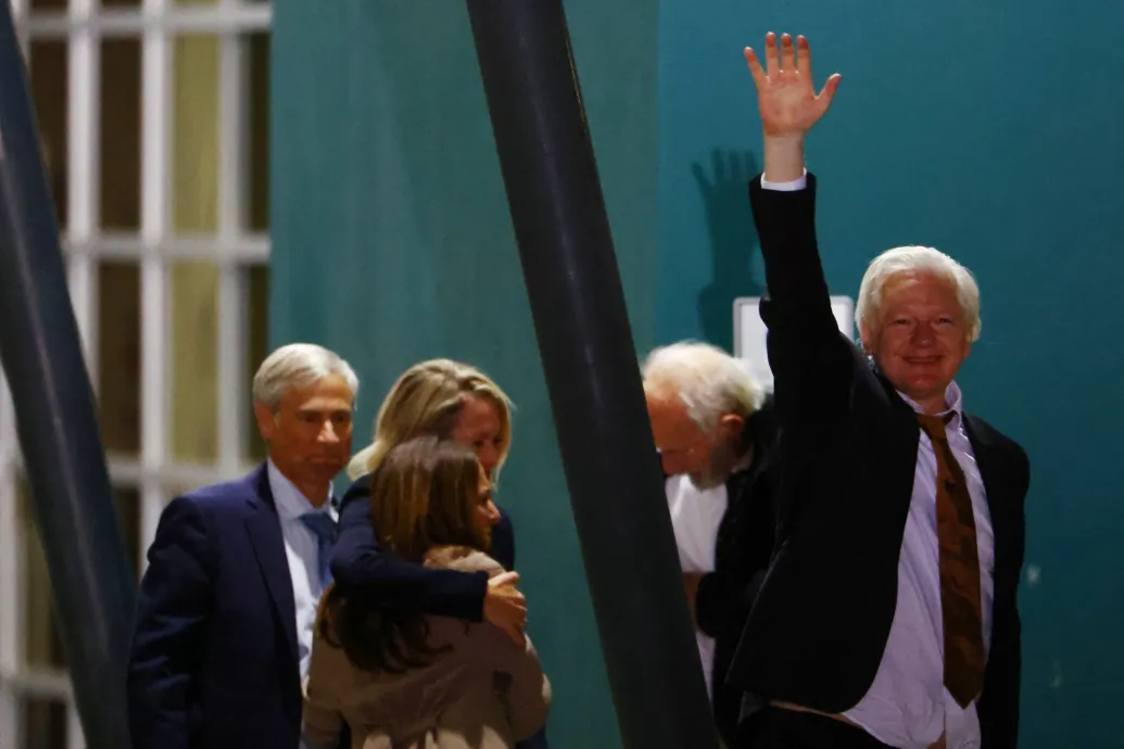 Rocksztárként fogadták Julian Assange-t, amikor megérkezett Ausztráliába