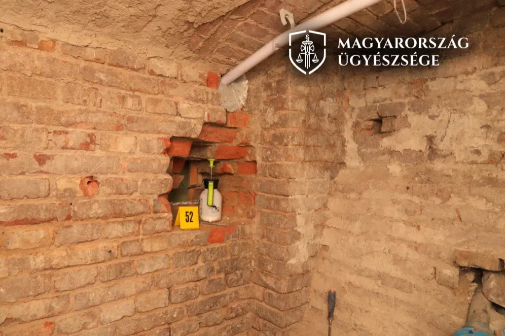 Betörtek egy újbudai házba, áttörték a pince falát, kivágták egy páncélszekrény hátulját és elloptak 46 millió forintnyi eurót