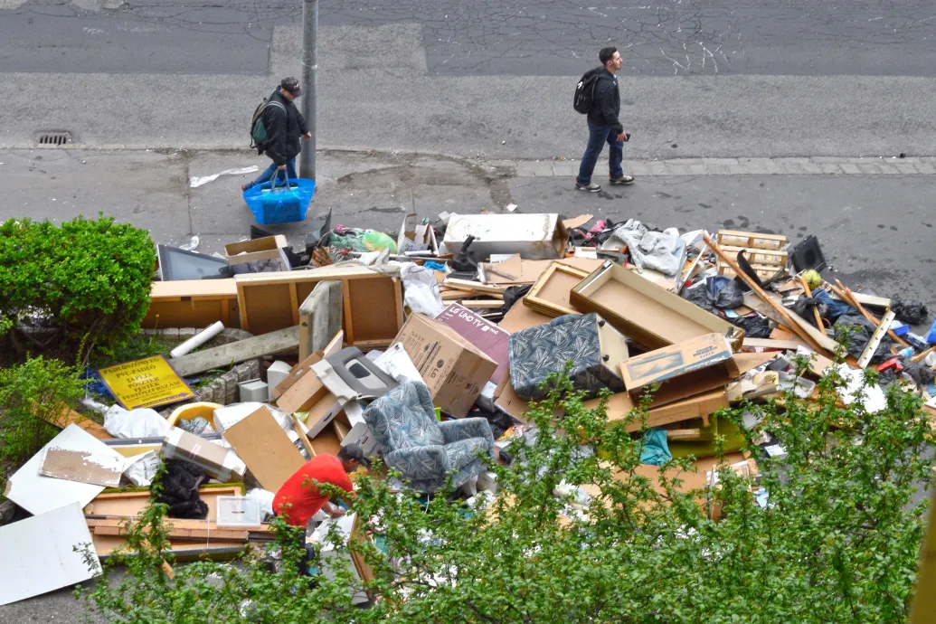 Az újbudai lomtalanításon turkáltak a kidobott dolgok között, emberi csontokat találtak egy szatyorban