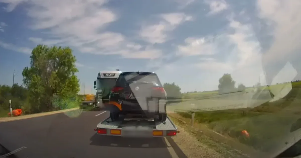 Mész a tömött 4-esen, szembejön egy kamion – videón a rémálomba illő előzés