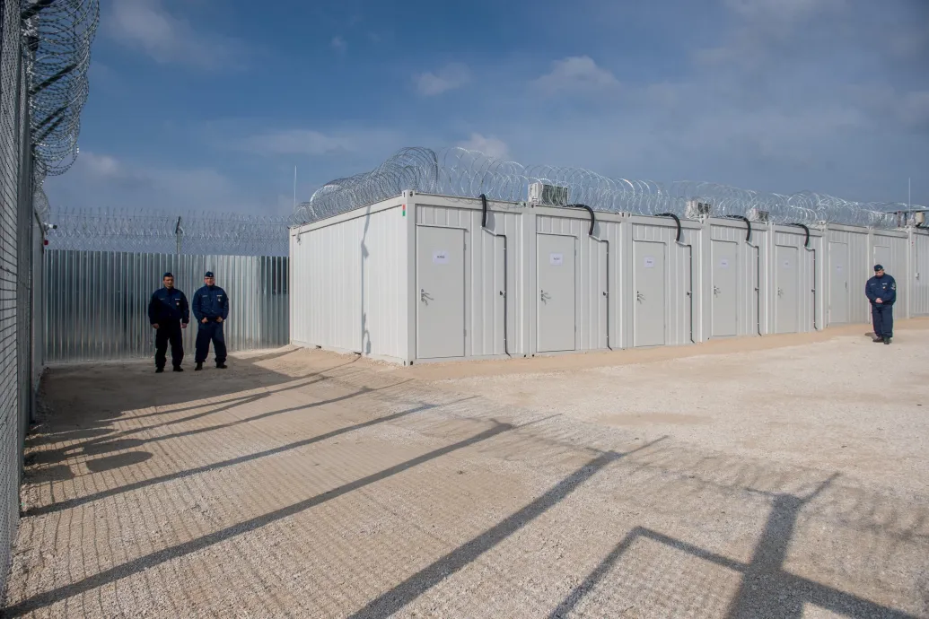 Fertőzésgyanús betegeknek fenntartott konténerben tartottak fogva egy szorongó arab nőt, pert nyert a magyar állam ellen