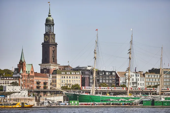 A Szent Mihály-templom tornya évszázadokon keresztül volt fontos tájékozódásipont a hajósok számára. Fotó: Mediaserver Hamburg / ThisIsJulia Photography.