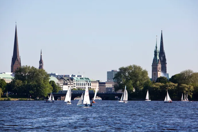 Hamburg hat toronyóriása közül négy. Balról jobbra a Szent Péter- és a Szent Katalin-templom, a városháza és az egykori Szent Miklós-templom tornya. Fotó: Mediaserver Hamburg / Jörg Modrow.