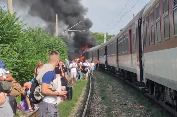 Busszal ütközött a Budapestre tartó Eurocity Szlovákiában, halálos áldozatok is vannak