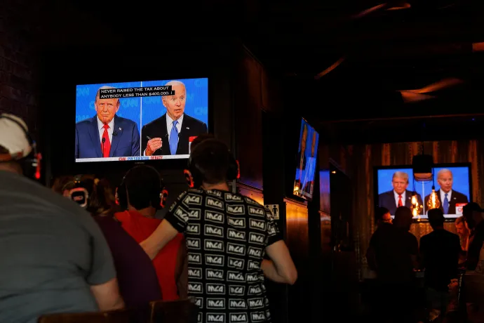 Az elnökjelölti vitát nézik egy San Diegó-i kocsmában 2024. június 27-én – Fotó: Mike Blake / Reuters