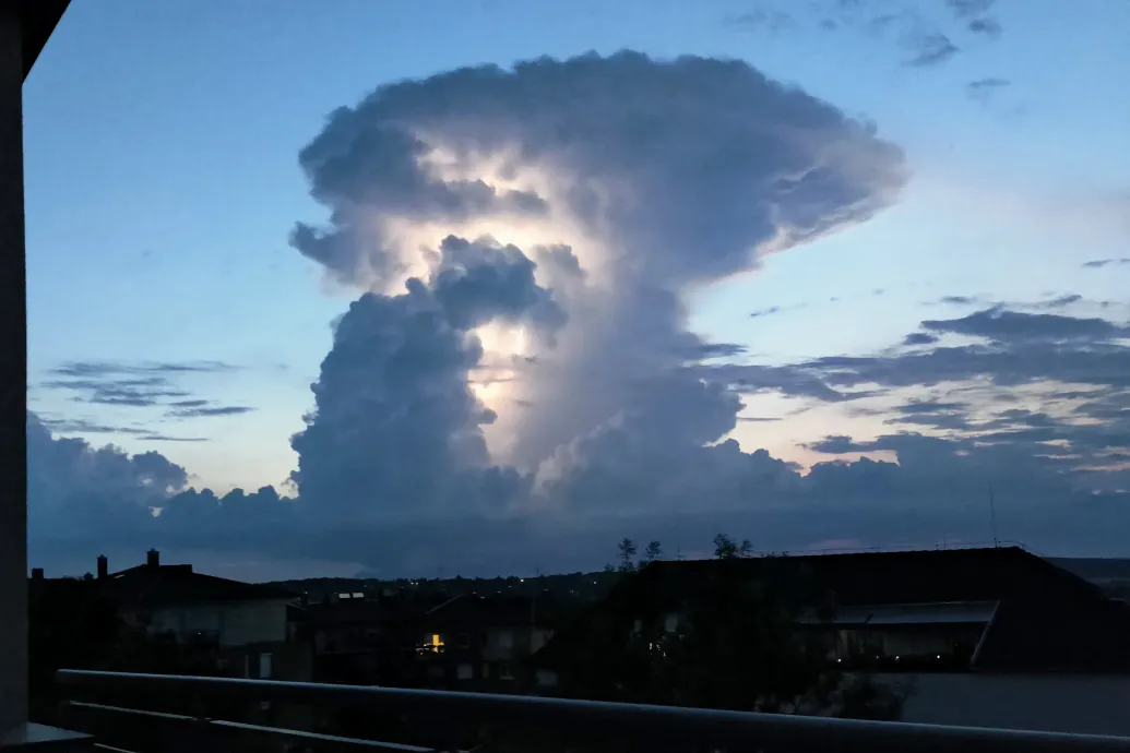 Hatalmas, karfiolszerű felhő tornyosult az égre Sopron fölött, de mi ez?