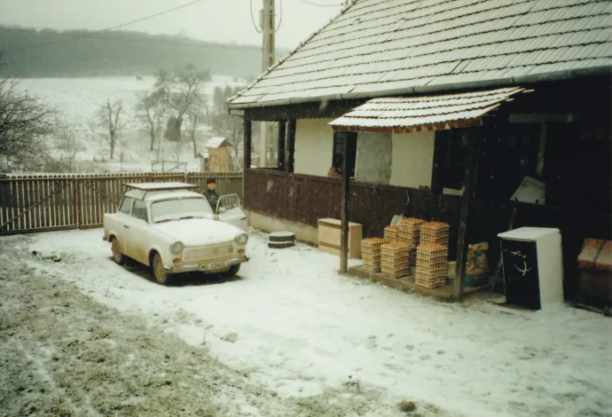 Székelyboós, ahonnan az AnFeed indult, és a Trabant, amivel az első utat megtették – Fotó: AnFeed 