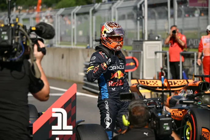 Hajszállal, de megszerezte a sprintfutam első helyét Verstappen Ausztriában