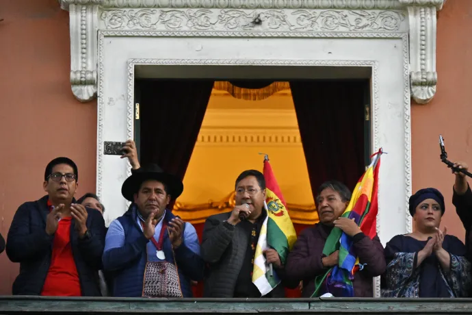 Luis Arce elnök köszönti a támogatóit a puccskísérlet után – Fotó: Aizar Raldes / AFP 