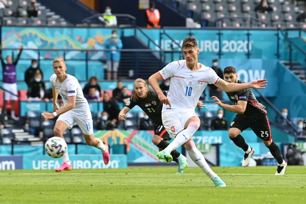 A tökéletes recept a büntetőpárbajhoz: cseh védő vagy csatár rúgja balra