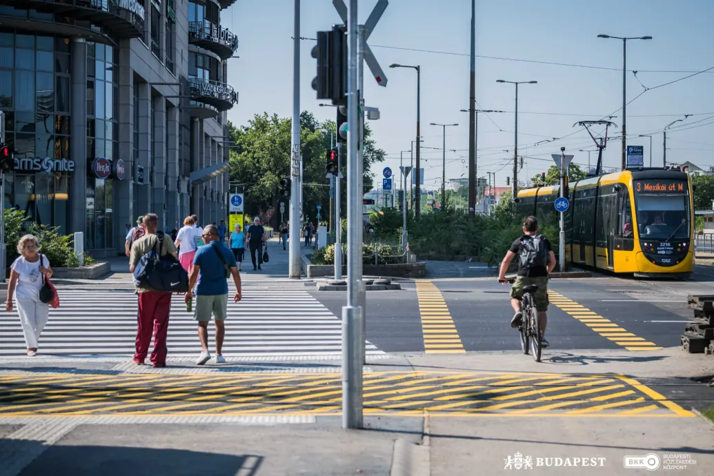 Elkészült az Örs vezér téri zebra, mostantól át lehet sétálni a Fogarasi úton