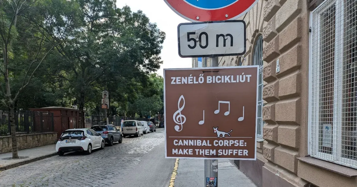 „Zenélő bicikliút” táblát kapott az Almássy tér is