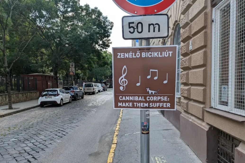 „Zenélő bicikliút” táblát kapott az Almásy tér is