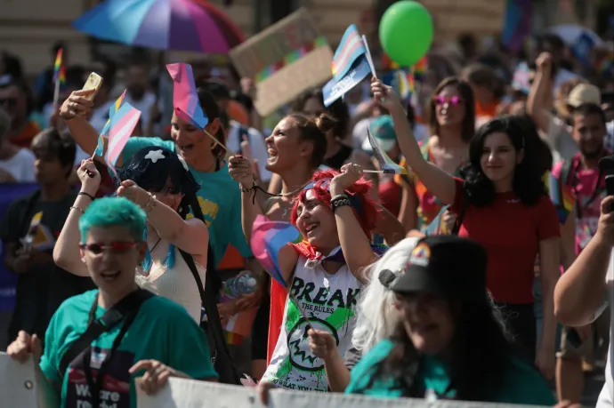 Több mint 20 ezren vonultak fel Bukarestben az LMBTQ+ közösség jogaiért