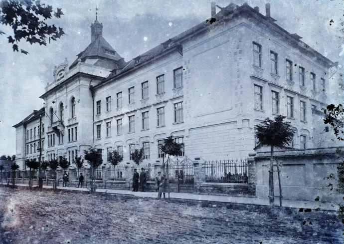 A szászvárosi református kollégium új épülete, amit 1911-ben adtak át – Fotó: Fortepan / Magyar Földrajzi Múzeum / Erdélyi Mór cége
