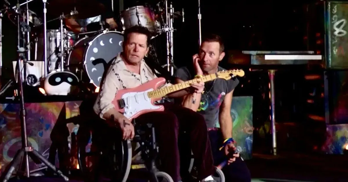 A Parkinson-kóros Michael J. Fox kerekesszékben gitározott a Glastonbury fesztivál nagyszínpadán