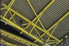 A szakadó eső mellett a stadion tetejére felmászó maszkos fickó miatt is csúszott a német-dán meccs