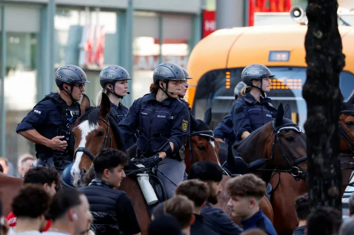 Fejbe rúgtak két rendőrt az AfD kongresszusa előtti tüntetésen Essenben, kórházba kellett őket vinni