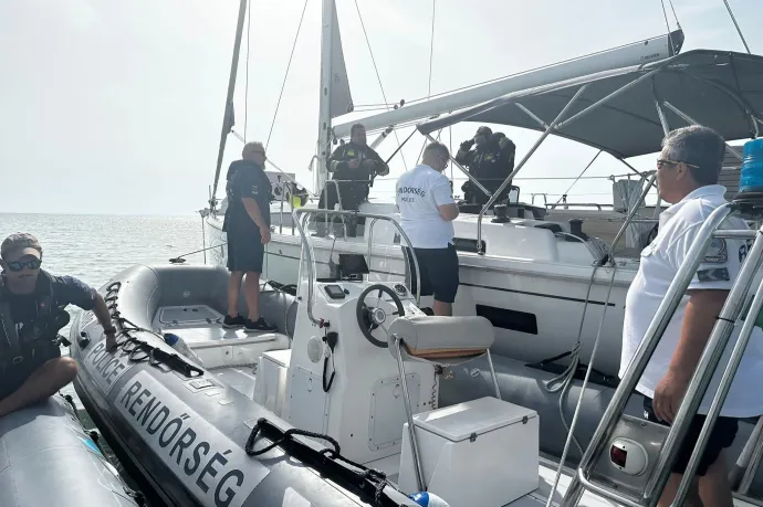 Kigyulladt egy vitorláshajó Balatonfürednél