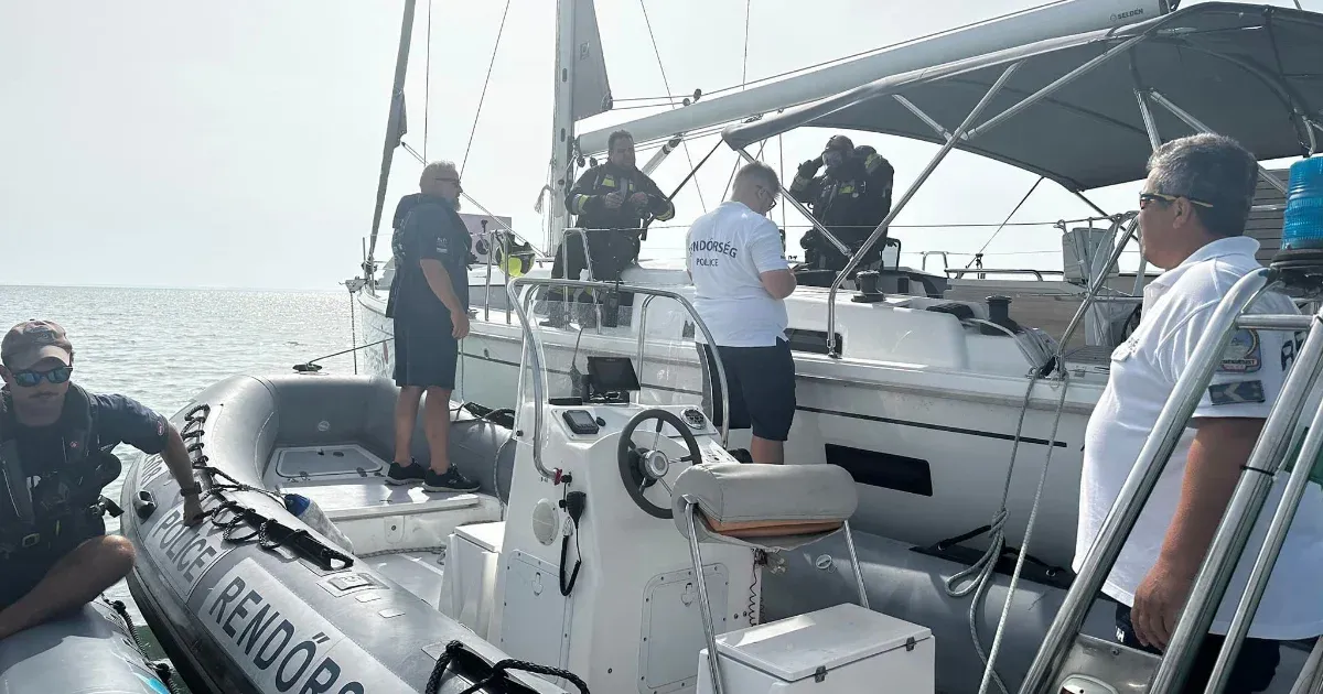 Kigyulladt egy vitorláshajó Balatonfürednél