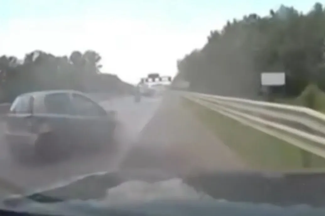 Totálkárosra törött a vétlen autó a büntetőfékezés után az M0-ás autóúton