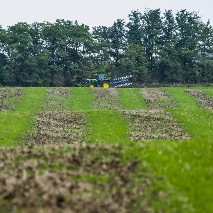 Újra rengeteg földet ad el az állam, ki jár vele jól?