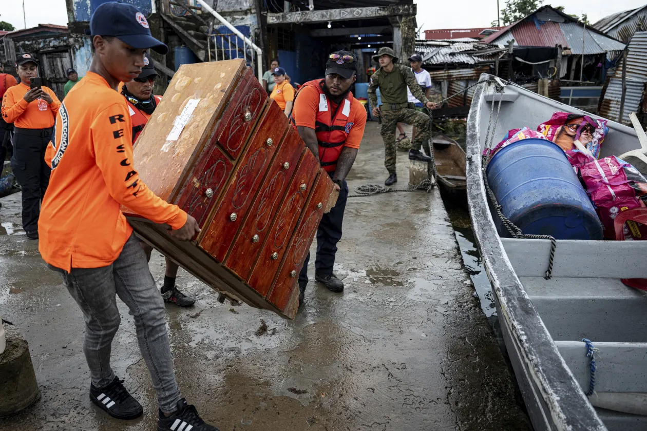 A nagy átköltözés képei, amiben a panamai polgári védelem is segít – Fotó: Martin Bernetti / AFP