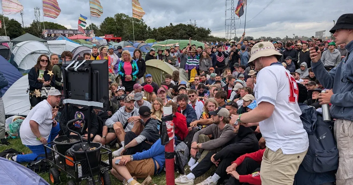 A One Direction énekese generátorra kötött tévével közvetítette az angolok Eb-meccsét a Glastonburyn