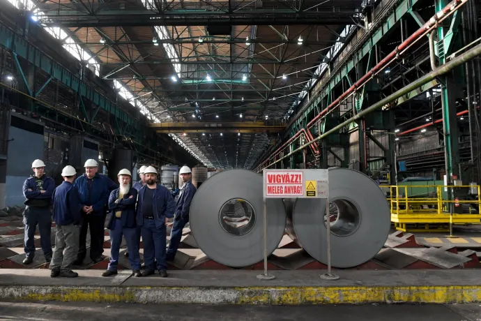 Dunaújvárosi dráma: bérük harmadát elvesztették a dolgozók az acélműben, de a cég nem engedi el őket