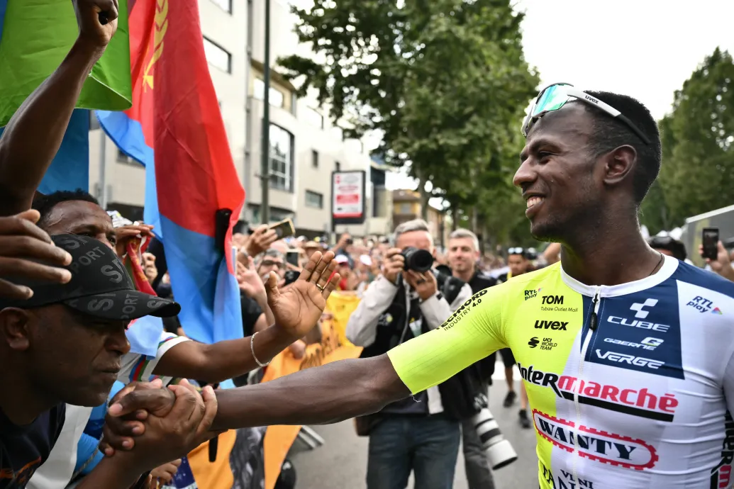 Történelmi győzelmet hozott a Tour de France bukással tarkított sprintbefutója