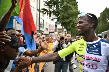 Történelmi győzelmet hozott a Tour de France bukással tarkított sprintbefutója