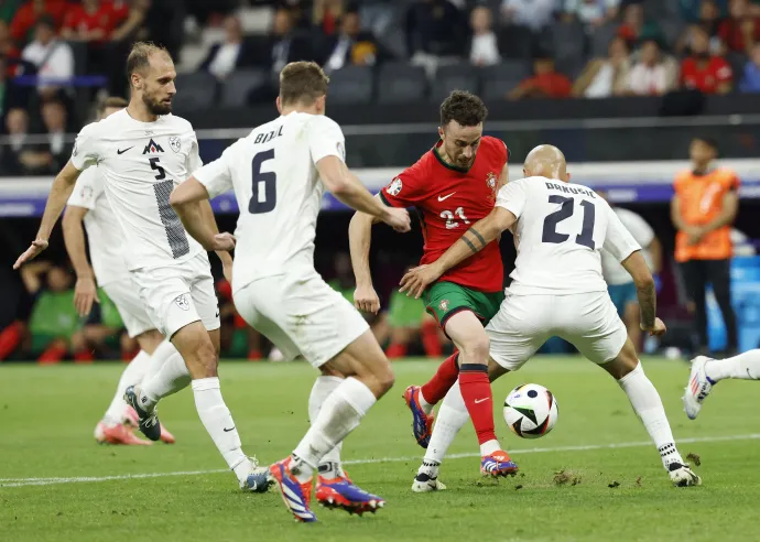 Vanja Drkušić felborítja Diogo Jotát, Cristiano Ronaldo viszont kihagyja az emiatt kapott tizenegyest – Fotó: Heiko Becker / Reuters, Lee Smith / Reuters