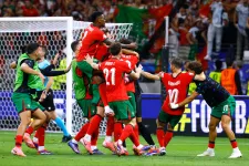 C. Ronaldo büntetőt rontott, majd javított, Portugália tizenegyespárbajjal ejtette ki Szlovéniát