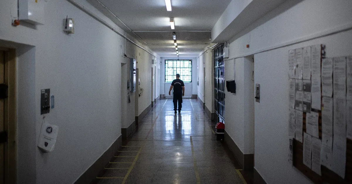 Hatéves korától molesztálta a nevelt lányát egy mosonmagyaróvári férfi, 13 év fegyházat kapott