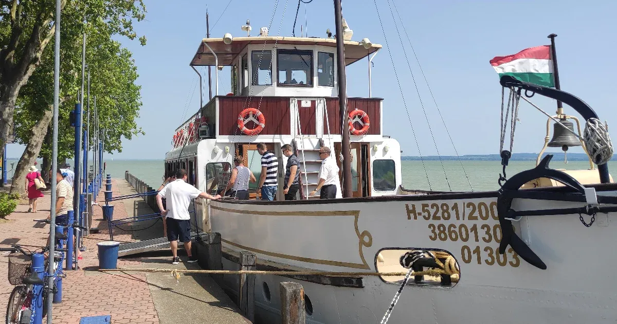 Két olyan hajó is úszik a Balatonon, amelynek izgalmasabb a története, mint egy kalandregény
