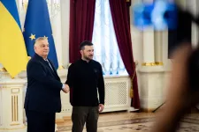 Orbán megérkezett Kijevbe, Zelenszkij az elnöki palotában fogadta