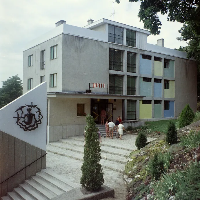 A fonyódi Sirály Hotel és Étterem 1970-ben, a lépcső melletti falon Juhász Árpád ötvösművész rézdomborítása – Fotó: Főfotó / Fortepan