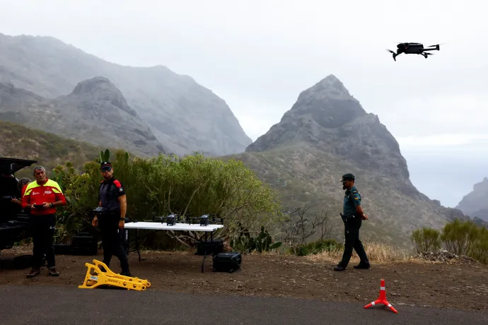Drónos mentőcsapat a keresés helyszínén – Fotó: Borja Suarez / Reuters