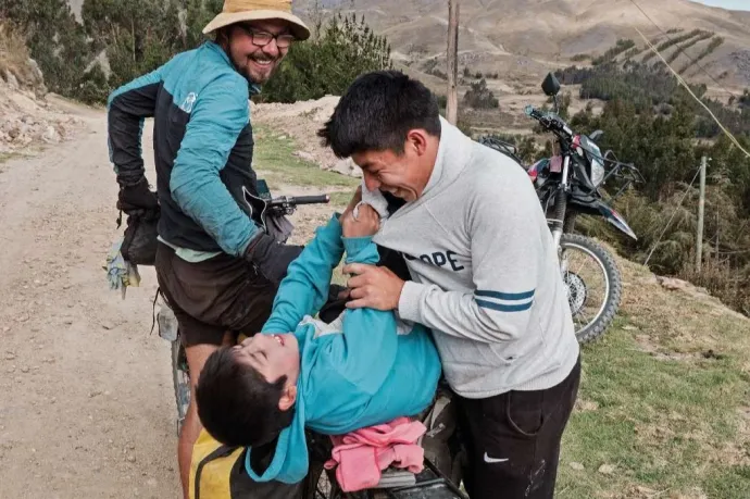 Arriba: Servicio al cliente de Tropical Mobile Network, Abajo: Simon, un estudiante de enfermería, carga sonriente a su aterrorizado hermano menor en nuestro portaequipajes. 