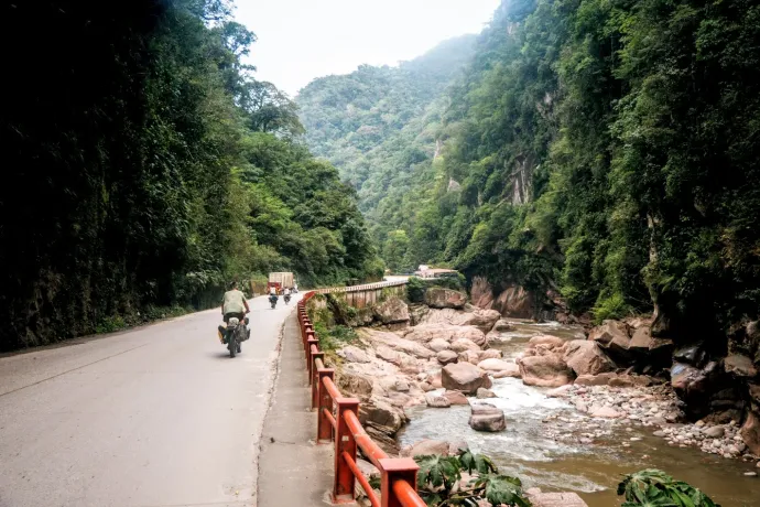 Carreteras peruanas de diferente calidad - Foto: Benedek Heysik