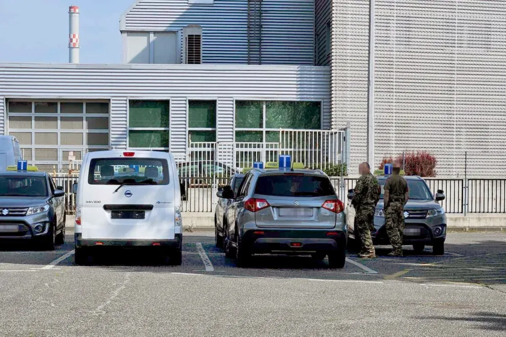 Ingyenjogsi: a honvédségi oktatóautókat megvették, már vizsgáznak a katonából lett gyakorlati oktatók