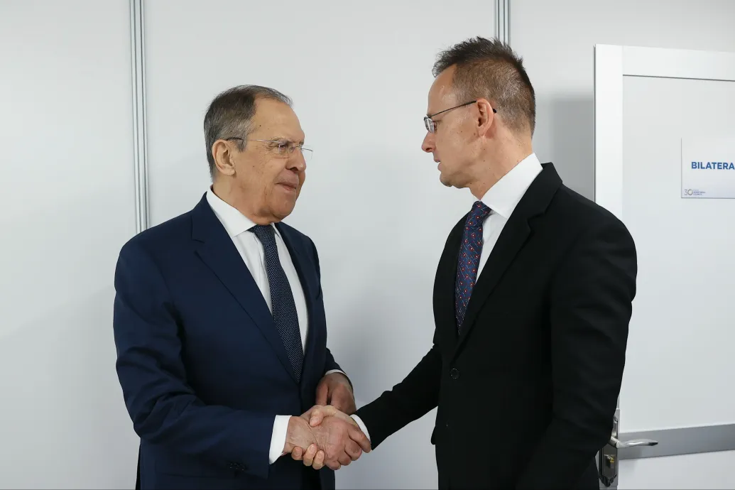 Amíg Orbán Zelenszkijjel parolázott Kijevben, Szijjártó az orosz külügyminiszterrel telefonált