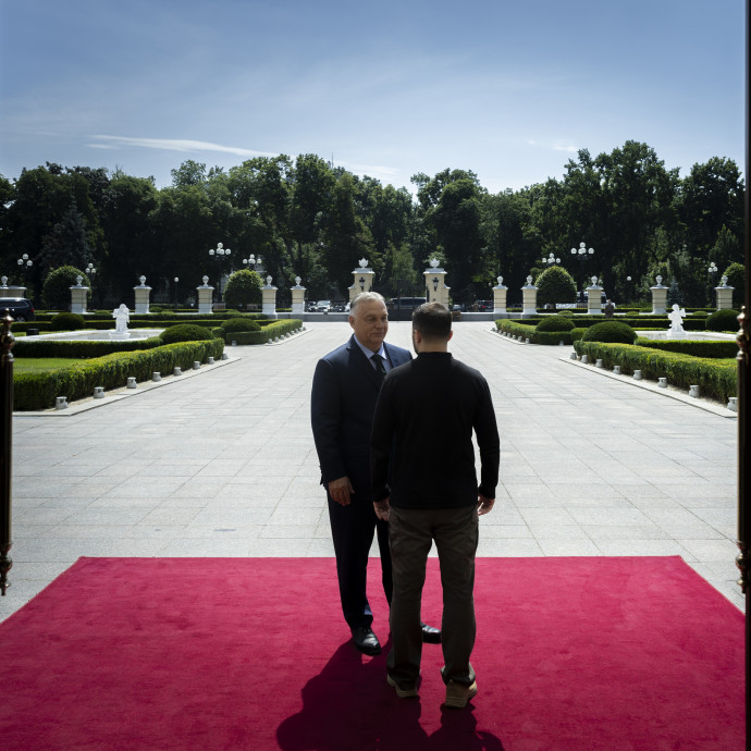 Két grafikon arról, miért valószínű, hogy Orbán nem segítségről és pénzről tárgyal Kijevben