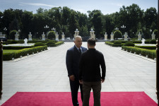Két grafikon arról, miért valószínű, hogy Orbán nem segítségről és pénzről tárgyal Kijevben